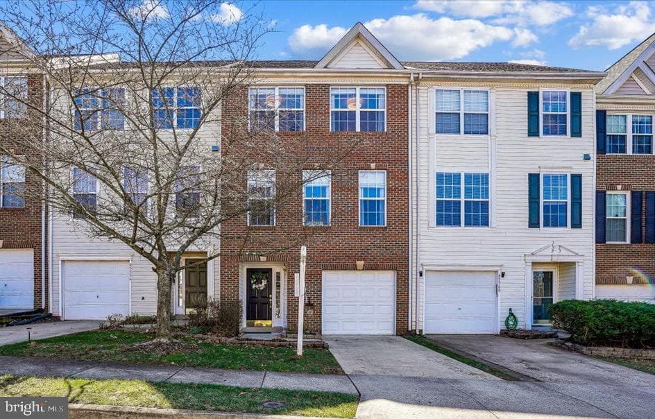 45558 Lakemont Square photo 1