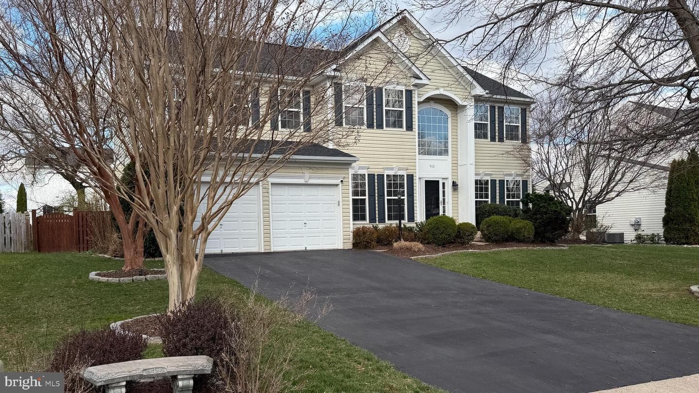 912 Towering Oak Court photo 1