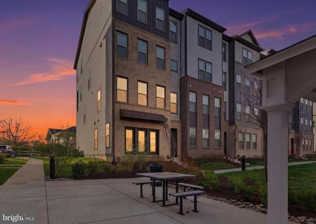 46037 Woodpecker Square