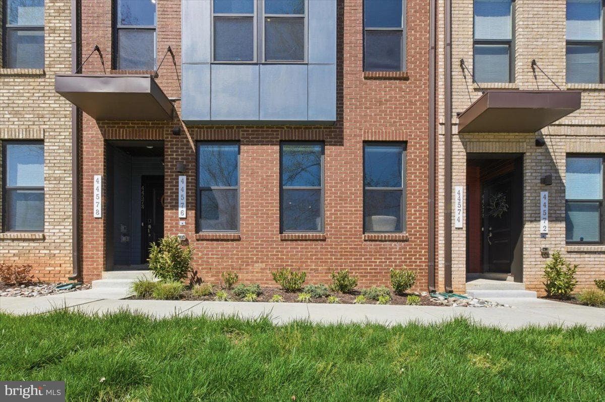 44576 Wolfhound Square photo 1