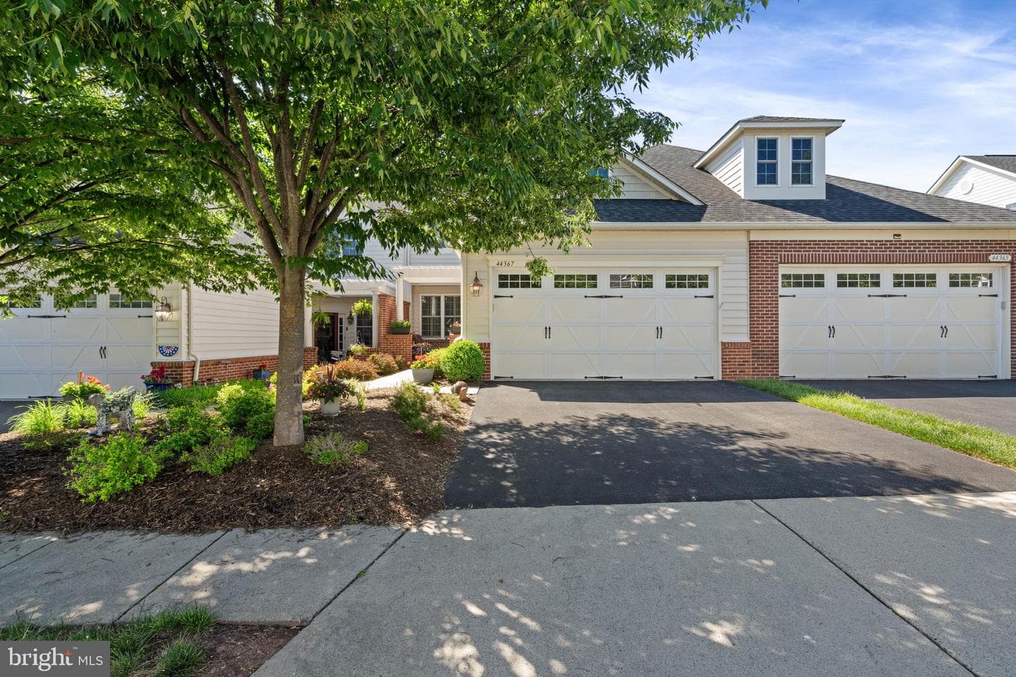 44367 Oakmont Manor Square