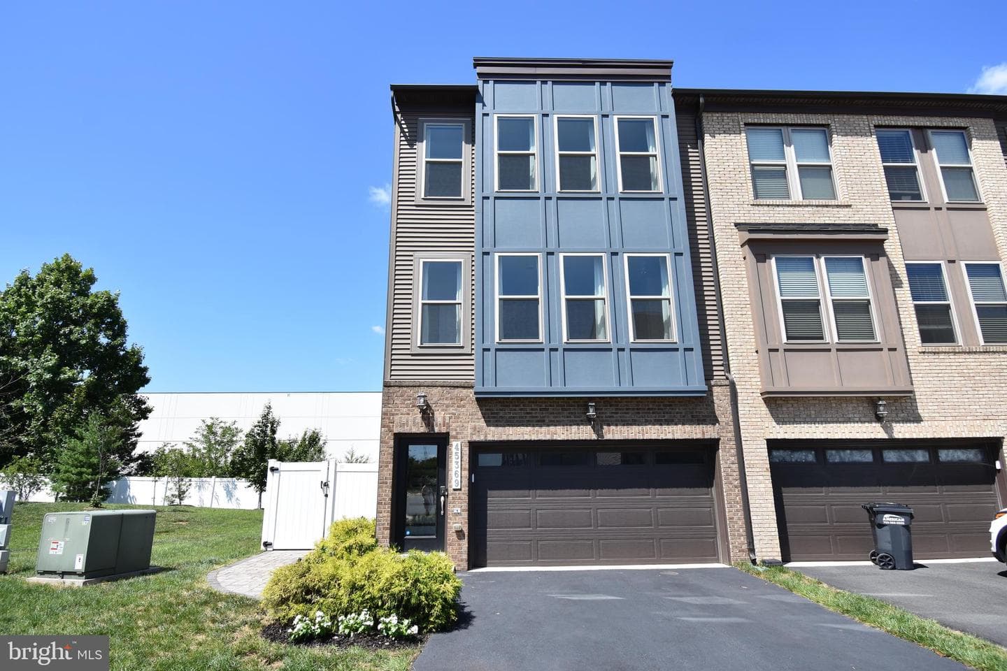 45369 Daveno Square, Sterling