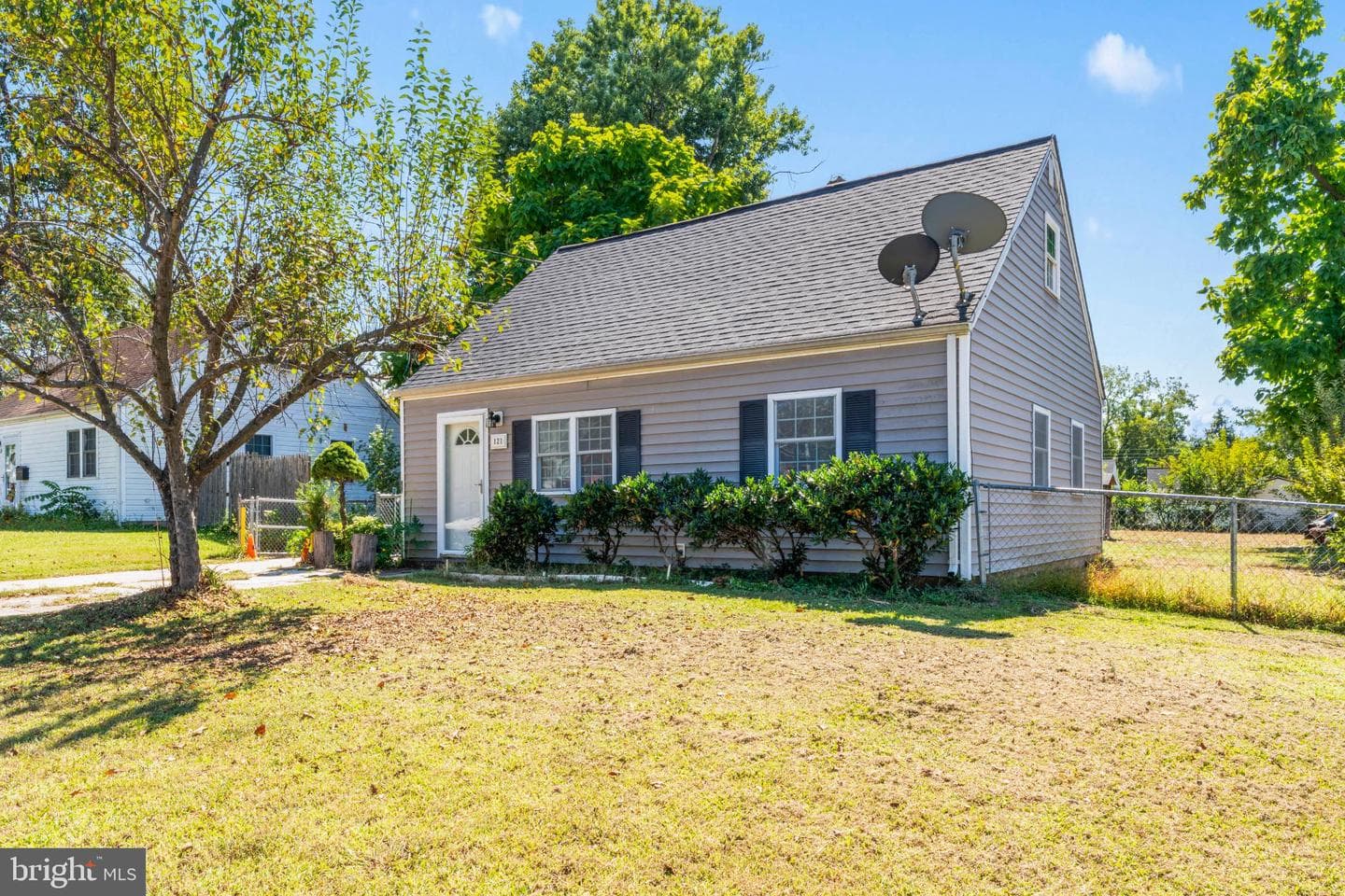 121 Cabbel Drive photo 1