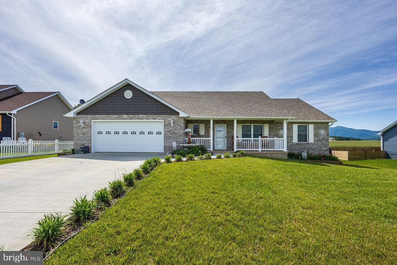 53 Arthur Lane photo 1