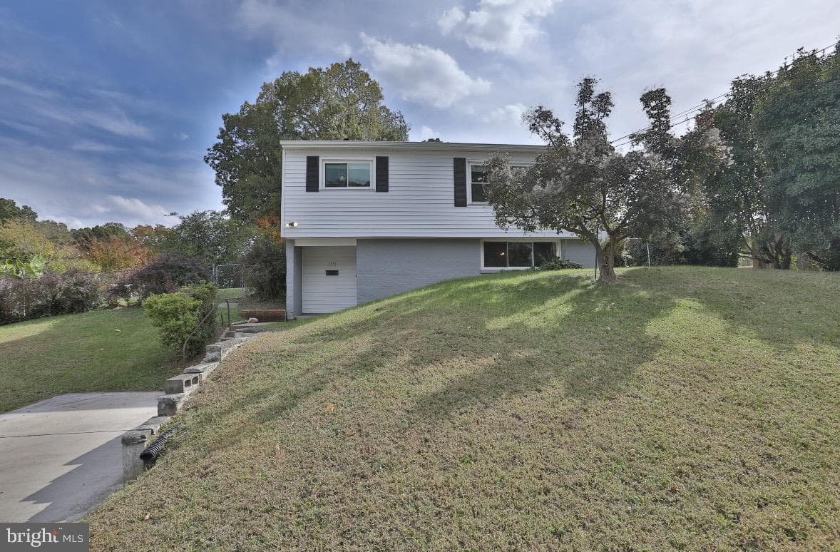 1521 Indiana Avenue photo 1