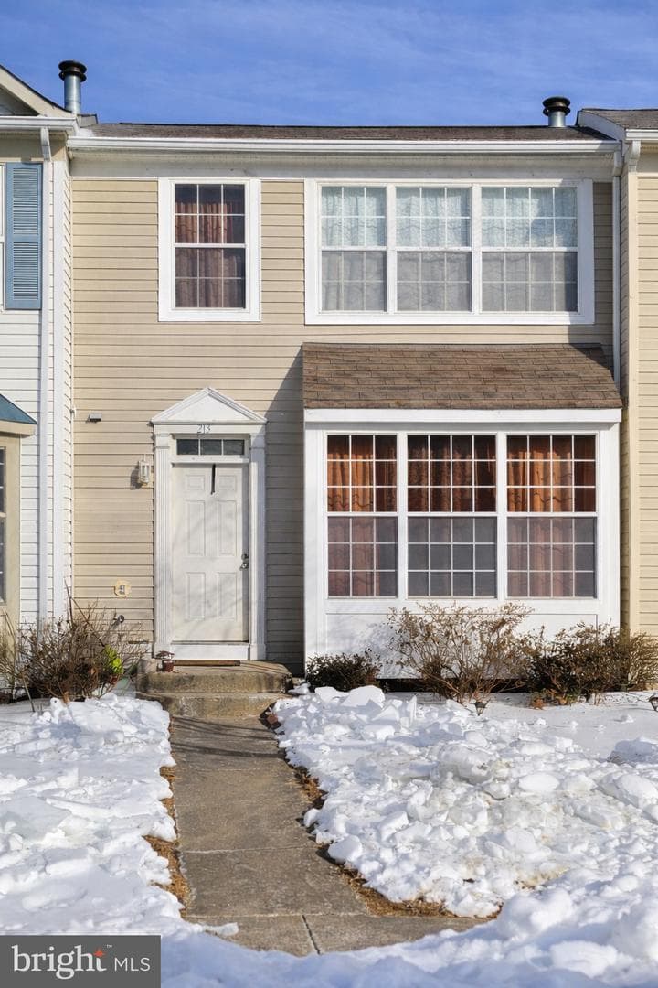 213 Lakeview Court photo 1
