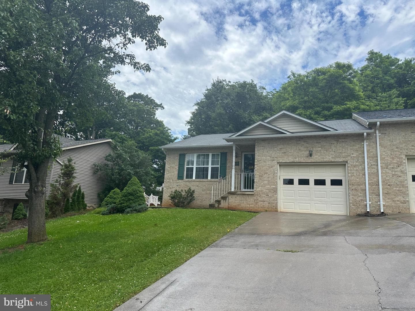 609 Cresthaven Court