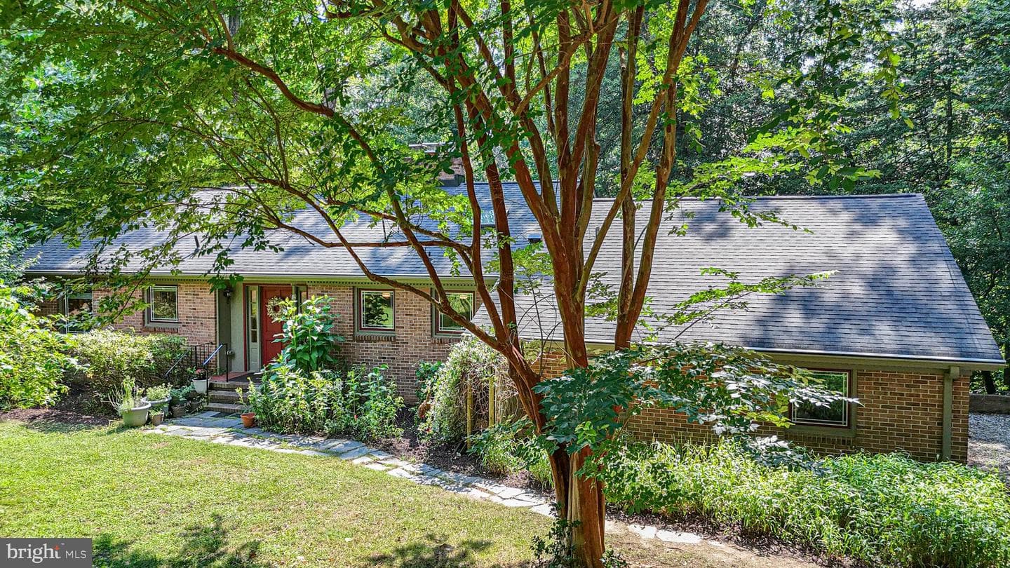 247 E Queens Drive photo 1