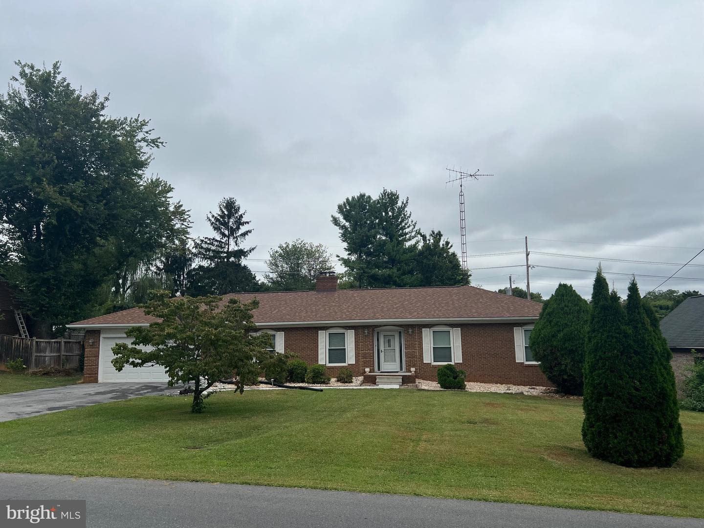 905 Hillcrest Drive photo 1