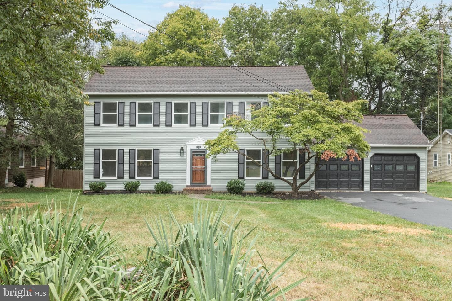919 Hillcrest photo 1