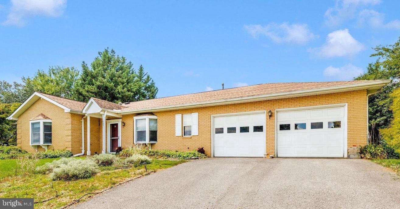 405 Holly Lane photo 1