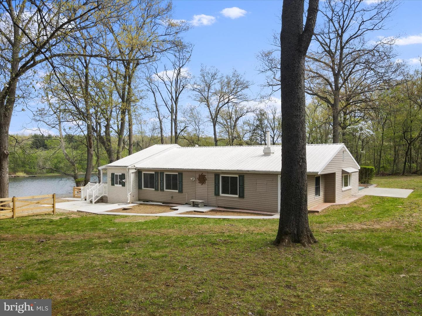 112 Riverview Drive photo 1