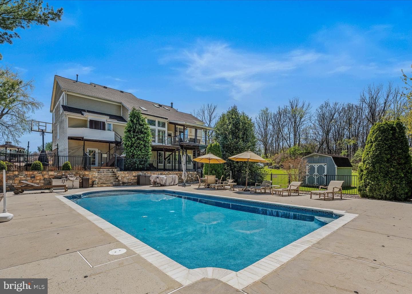 240 W Blakeley Drive W photo 1