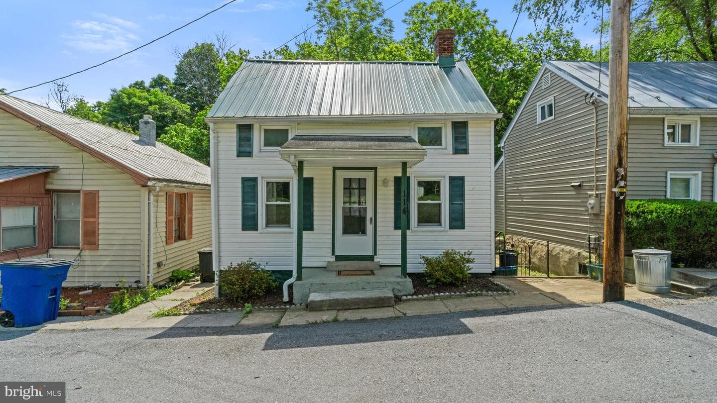 114 College Street photo 1